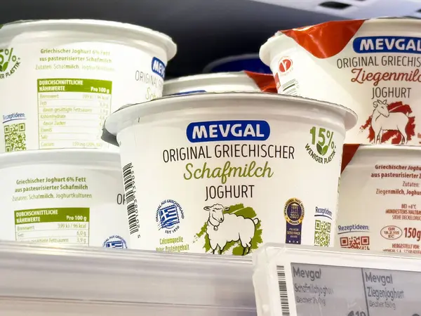 Mevgal Yunan koyun sütü yoğurdu rafta sergileniyor.
