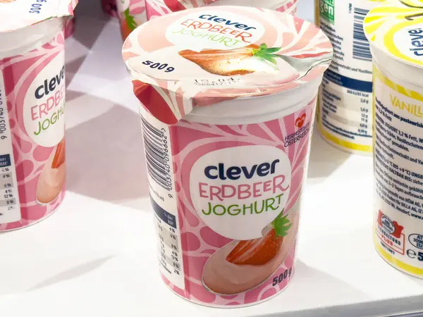 Rafında çilek tasarımı olan akıllı bir Joghurt bardağı..