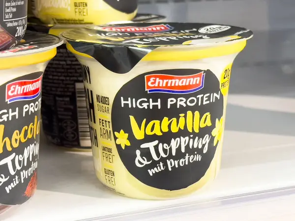 Glütensiz etiketli yüksek proteinli vanilyalı bardak..