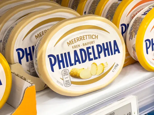 Philadelphia mezrettich krem peynir konteynırları raflarda.