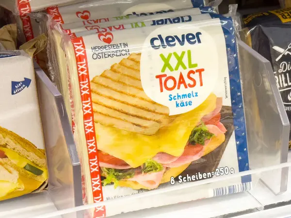 Erimiş peynir ve jambonlu harika bir tost ekmeği..