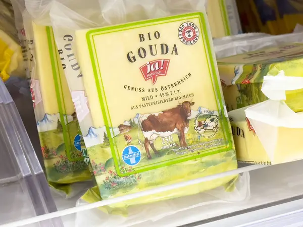 Market vitrininde organik gouda peyniri ve Avustralya 'dan otlak sahnesi ambalajı.