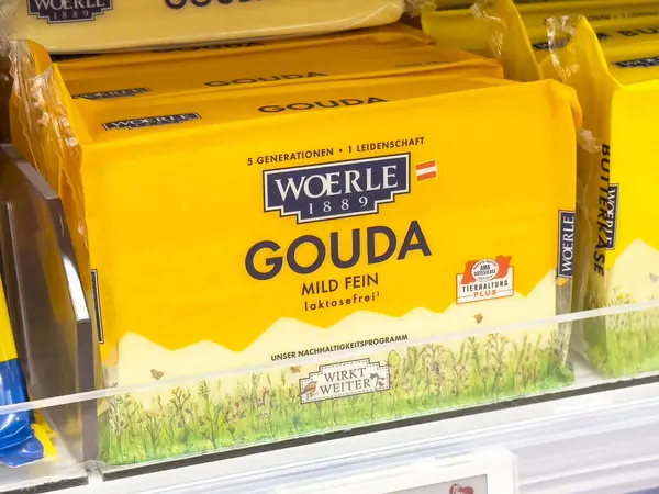 Gouda peynir paketi marketin peynir reyonunda sergileniyor..