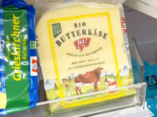 Süt ürünleri bölümünde organik Avusturya tereyağı peyniri.