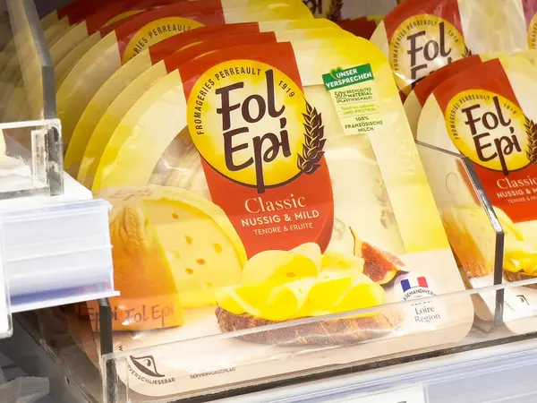 Depo rafında ambalajlanmış epinefrin klasik peyniri.