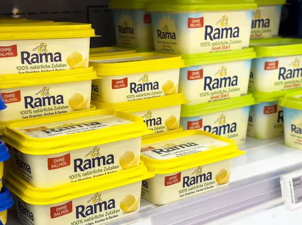 Market rafında Rama margarin kapları.