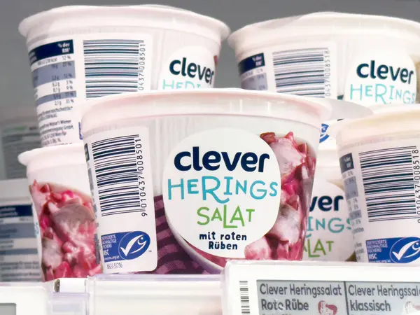 Etiket detaylarıyla birlikte rafta duran akıllı heringsalat kapları.