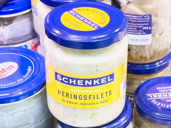 Hardal remoulade kavanozunda İskandinav usulü fileto. Yakın plan..