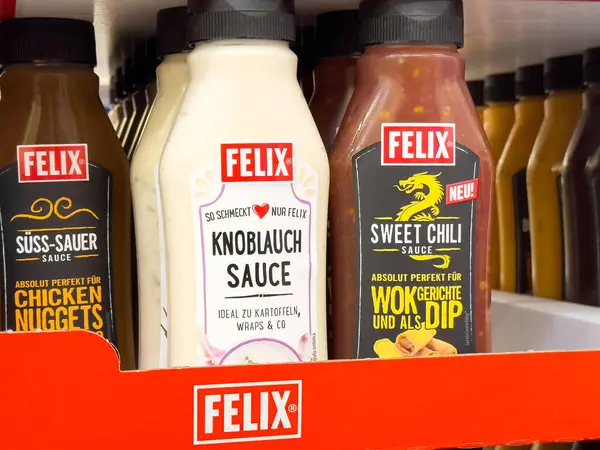 Rafta çeşitli Felix sosları ve tatlı biber ve sarımsak çeşitleri var..