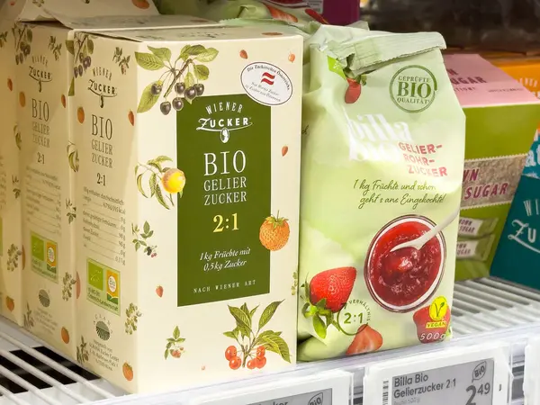 Markette reçel ve jöle severler için organik jel şeker paketleri sergileniyor.