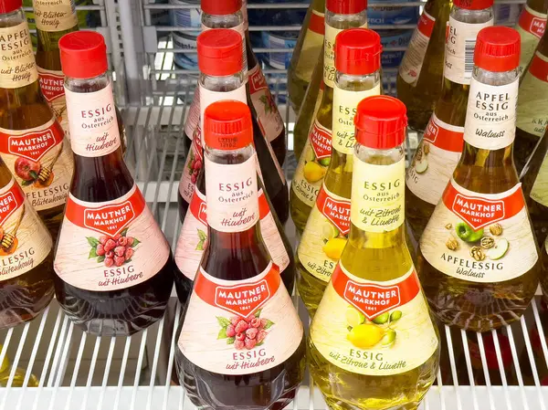 Ahududu ve elma çeşitlerinin yer aldığı çeşitli aromalı sirkeler..