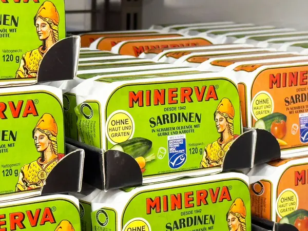 Parlak ambalajlı ve yeşil etiketli minerva sardalya konserveleri.