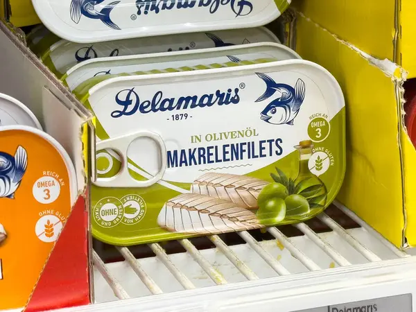Market rafında zeytinyağında konserve uskumru fileto..