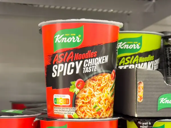 Knorr asia noodles baharatlı tavuk aromalı hazır fincanlar rafta sergileniyor..