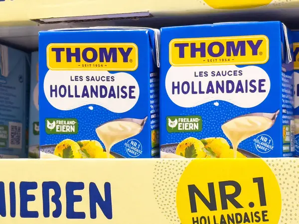 Thomy Hollandaise sos ambalajı süpermarket rafında sergileniyor.