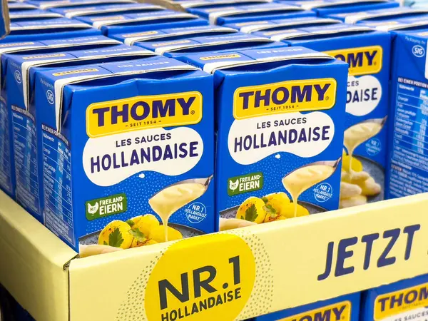 Thomy Hollandaise sos ambalajı bir mağazada sergileniyor..