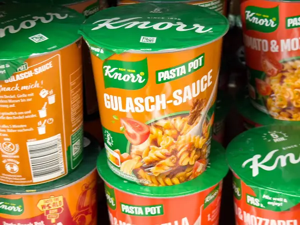 Süpermarkette Knorr gulasch soslu makarna paketi görüntüsü.