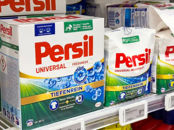Fiyatlandırma ve detaylarla dolu mağaza rafında Persil çamaşır deterjanı ambalajı.