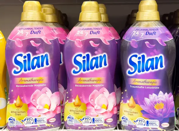 Rafta aromaterapi kokuları olan Silan kumaş yumuşatıcı şişeleri..