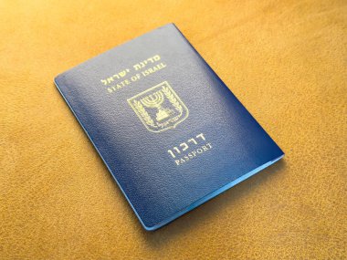 İsrail pasaportu ulusal amblem ve İbranice metin ile deri yüzeyde.