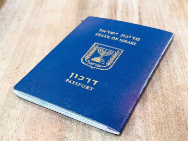 İsrail pasaportu ahşap yüzeyde amblem ve İbranice metinle.