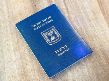 İbranice ve İngilizce ulusal amblemle ahşap yüzey üzerinde İsrail pasaportu.
