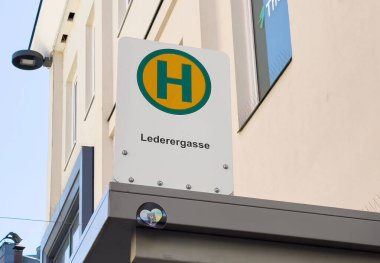 Lederergasse otobüs durağı tabelası şehir sokaklarının dış tarafında..