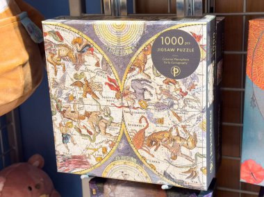 Eski sanat eserleri ve takımyıldızları ile gök haritası yapbozu.