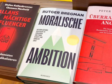 Bir kitapçıda sergilenen toplumsal etki ve ahlaki hırs üzerine kitaplar.