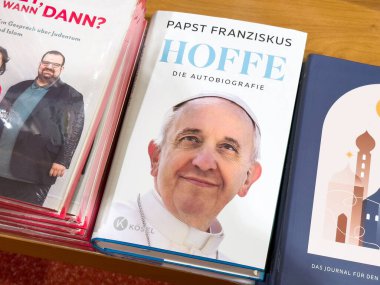 Masada yaşlı beyaz erkek dini figürünün otobiyografisinin yer aldığı kitap sergisi.