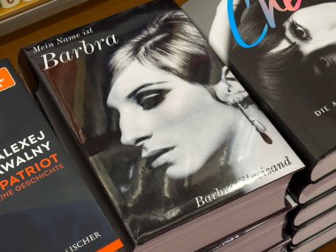 Benim adım ist barbra kitap sergisi monokrom kapaklı.