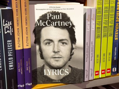 Paul McCartney 'in biyografi kitabı kitaplıkta sergileniyor..