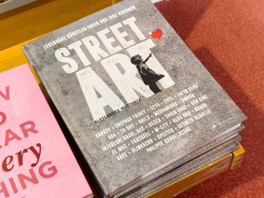 İkonik sanatçılar ve graffiti stillerinin yer aldığı sokak sanatı kitabı.