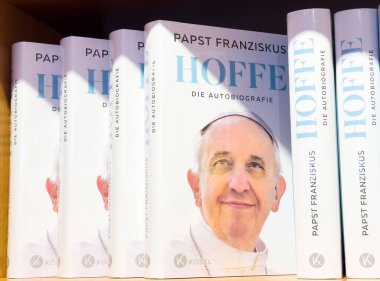 Papa Francis otobiyografi sergisi kitaplıkta.