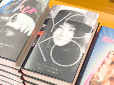 Nüfuzlu bayan müzisyenlerin biyografileri bir kitapçıda sergileniyor..