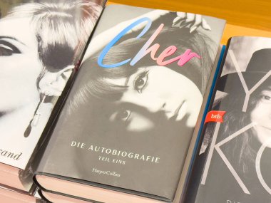 Kitaplıkta Almanca Cher otobiyografi kapağı.