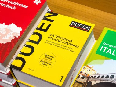 Almanca referans kitabı: Duden German orthography guide on table.