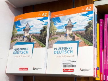 Almanca öğrenenler için kitaplıkta a2 seviyesi artı punkt deutsch ders kitapları.