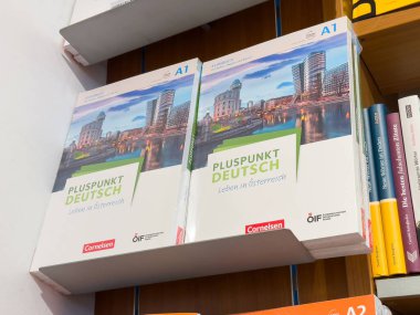 Artı punkt deutsch a1 kitapları Avusturya kitapçısında rafta.