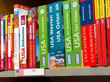 Amerika 'nın renkli seyahat rehberleri bir kitaplıkta.