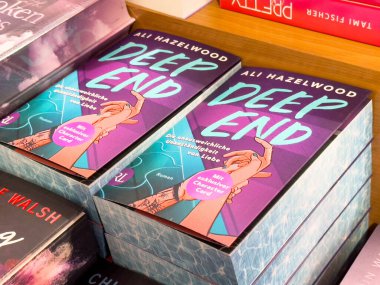 Canlı kapak sanatı ve yazar Ali Hazelwood ile derin uçlu roman sergisi.