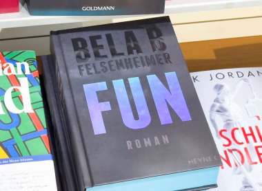 Bela b felsenheimer kitap sergisi. Kitapçıda eğlenceli roman kapağı var..