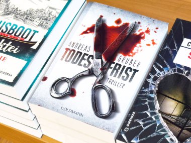 Kitap rafında kanlı makas kapağı olan heyecan verici bir suç romanı..