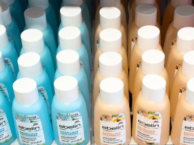 Mavi ve bej renkte oje çıkarıcı şişeler..