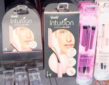 Güzellik ürünleri mağazada jilet ve makyaj fırçası ile sergilenir.