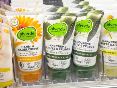 Alverde organik el kremleri takvim, zeytin ve e vitamini çeşitleriyle sergilenir.