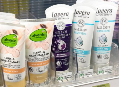 Mağazada çeşitli organik el kremleri ve maskeler var..