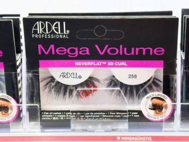 Ardell mega hacimli kirpik paketleme görüntüsü depoda.