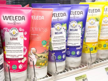 Çeşitli weleda duş jelleri ve doğal malzemeler sergileniyor..