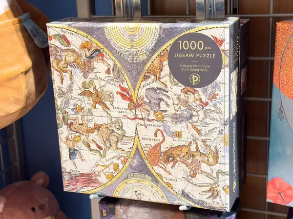 Eski sanat eserleri ve takımyıldızları ile gök haritası yapbozu.